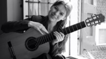 Kelly Johannes kitarriga